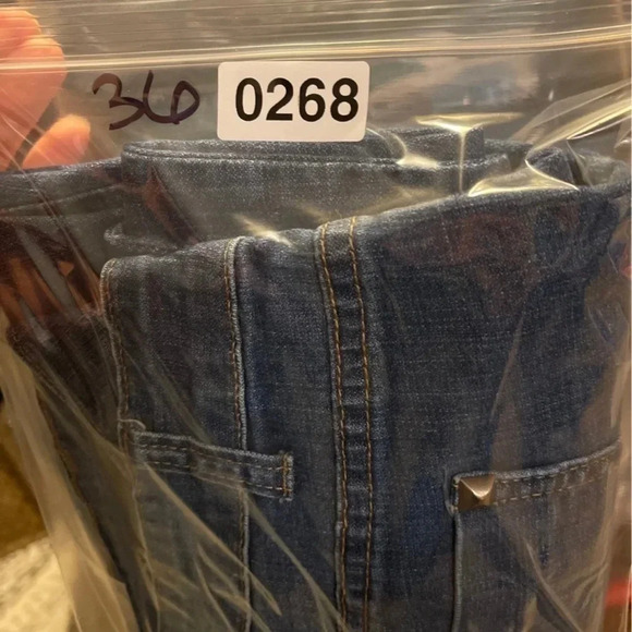 FOREVER21+ distressed jeans with studded detail. Cotton/spandex blend.
Size: 18 - Picture 12 of 12